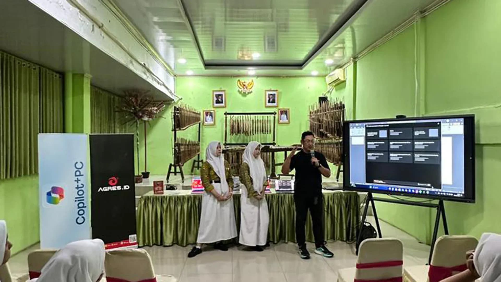 agres-id-dan-microsoft-hadirkan-workshop-copilot-di-smkn-11-jakarta-1