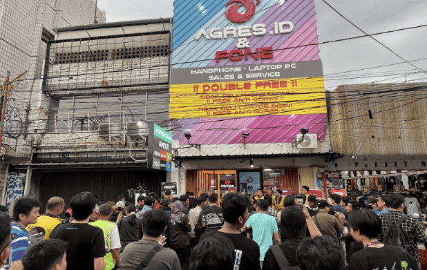 agres-id-fone-resmi-hadir-di-tangerang-promo-serba-10-ribu-gegerkan-pasar-lama-warga-antusias-dapat-aksesoris-gadget-murah