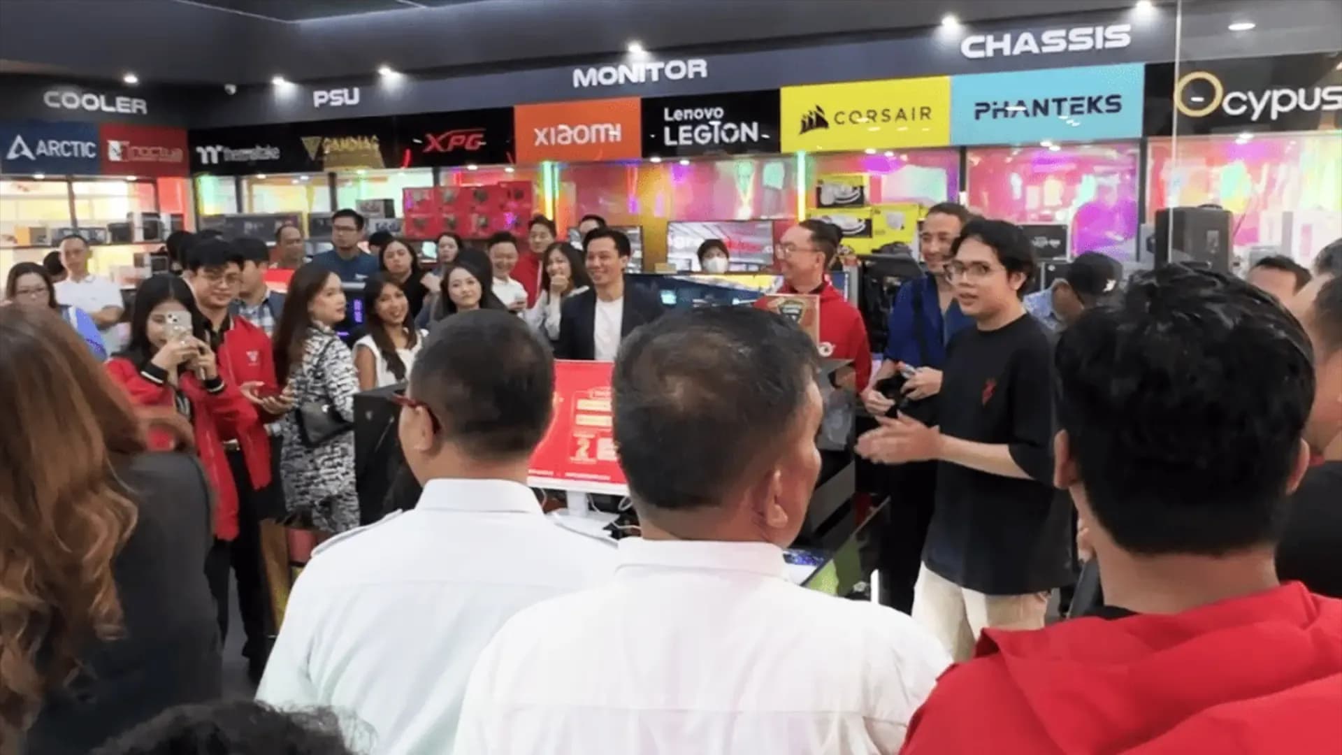 grand-opening-agres-komputer-di-harco-mangga-dua-dihadiri-artis-influencer-4